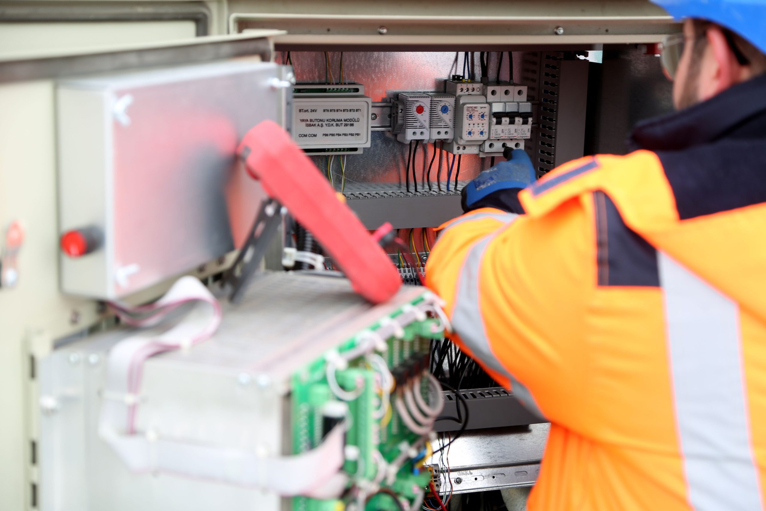 10 Software for Electricians Features That Simplify Electrical Contracting