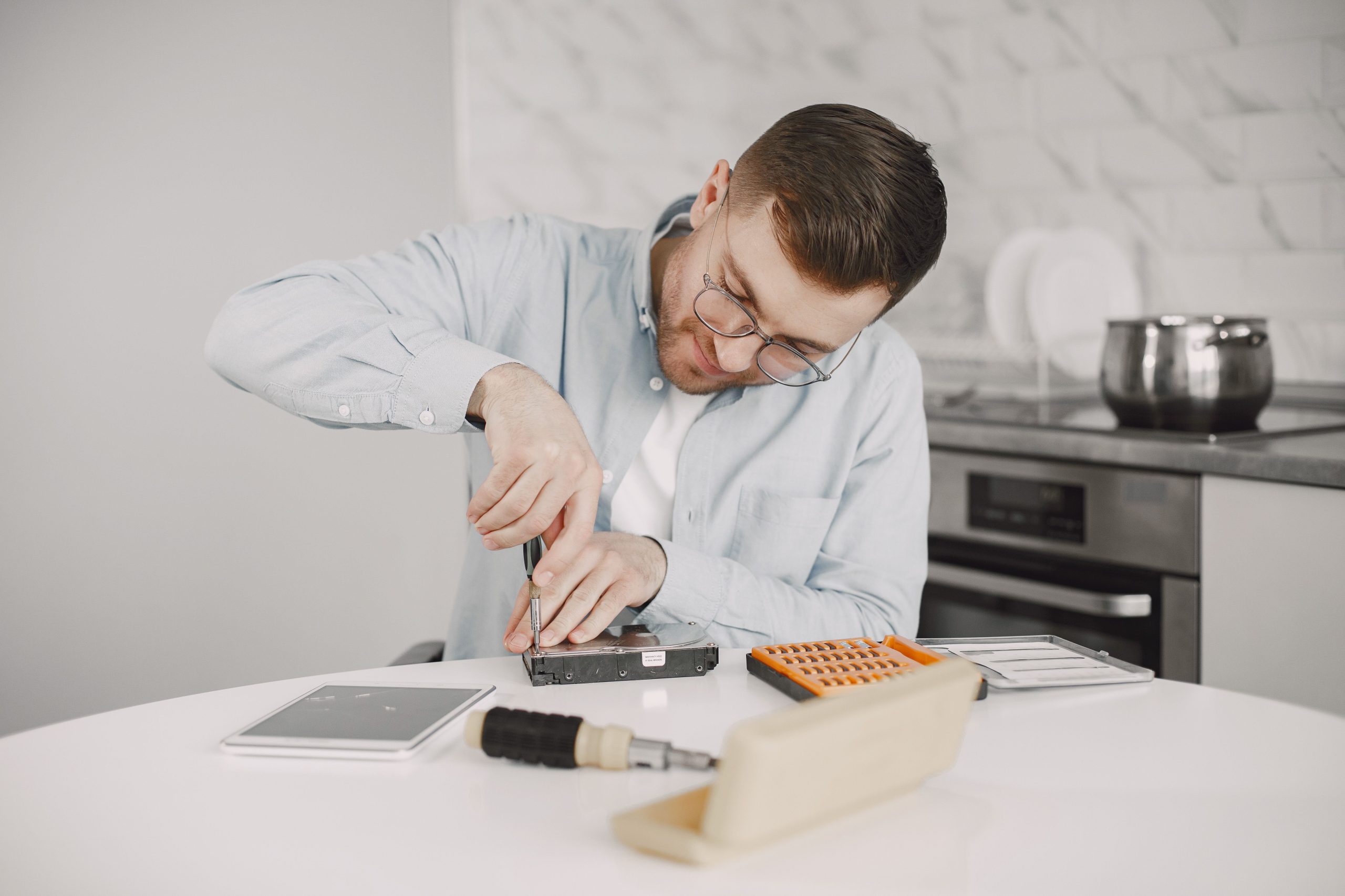 9 Appliance Repair Software Features That Keep Service Jobs on Track