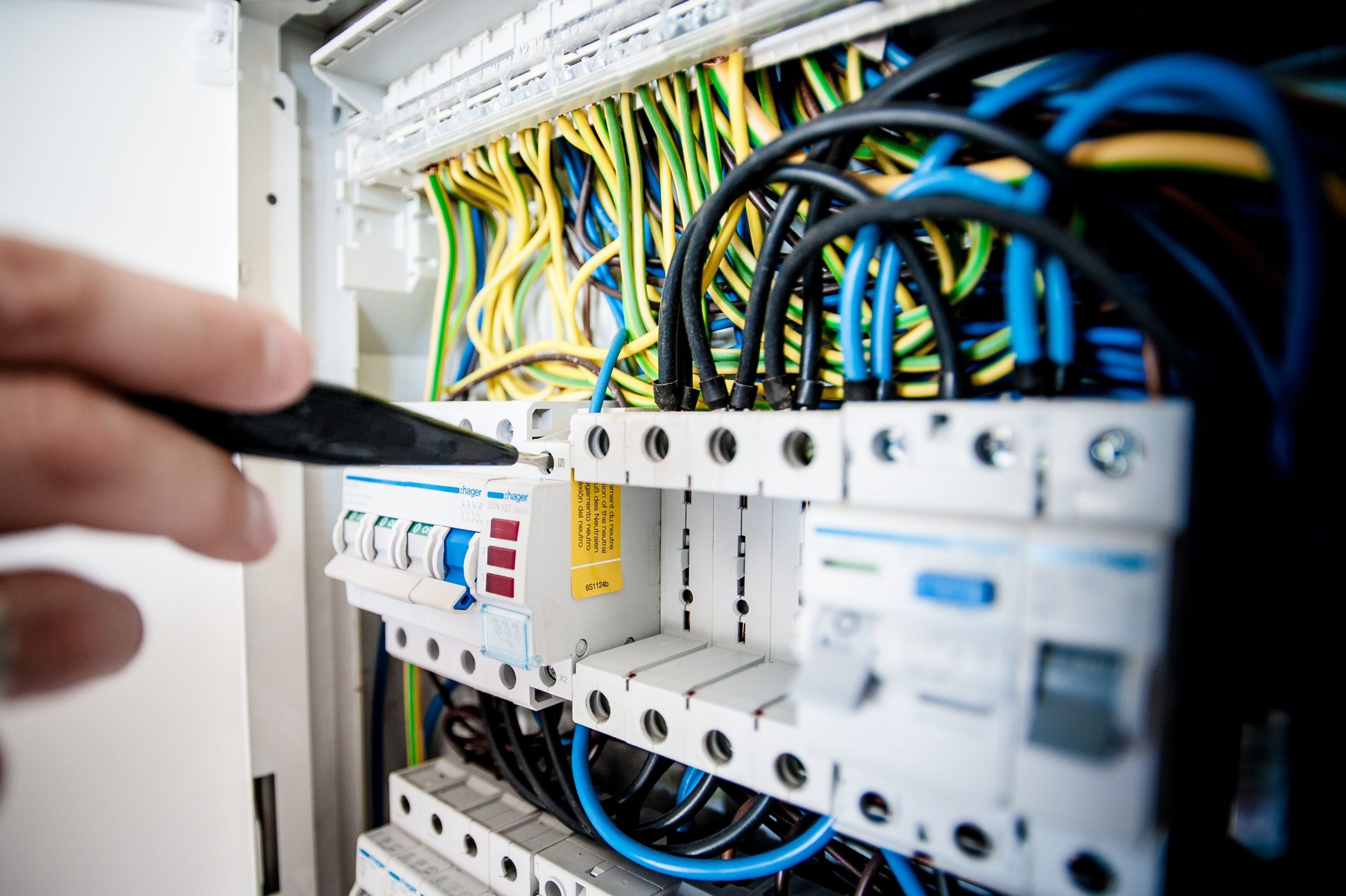 10 Software for Electricians Features That Simplify Electrical Contracting