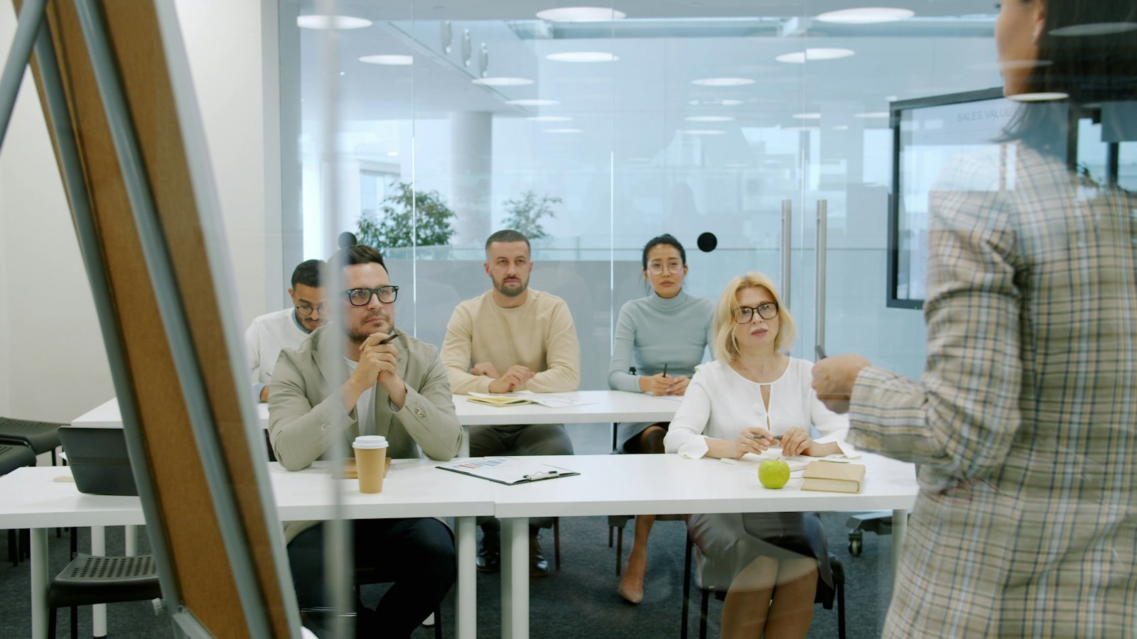 Corporate LMS Systems: 10 Features for Effective Employee Training