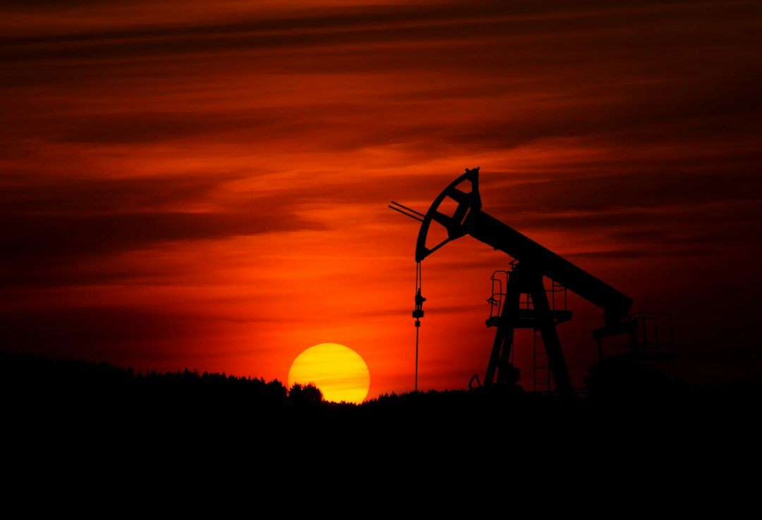 Oil and Gas Software: 8 Checks for Field-to-Office Workflows